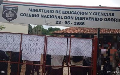Estudiantes tomaron colegio de Ñemby y exigen la destitución de la directora
