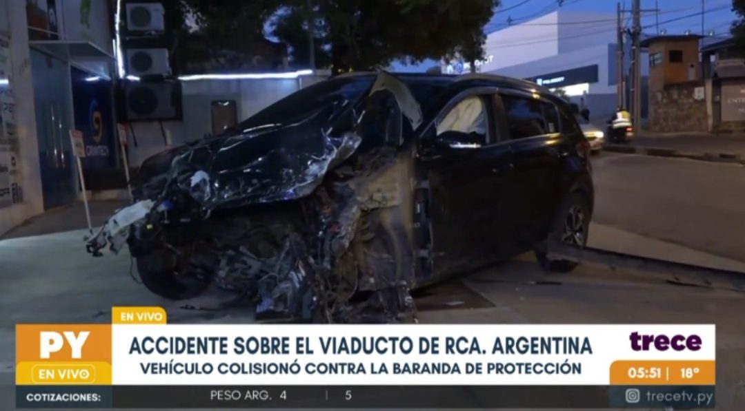 Camioneta quedó sin motor tras violento choque en viaducto de República Argentina
