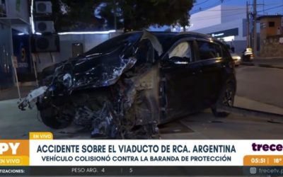 Camioneta quedó sin motor tras violento choque en viaducto de República Argentina