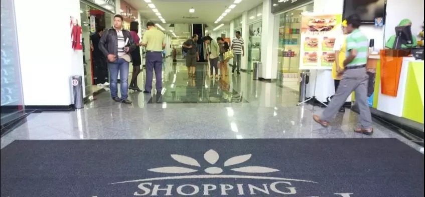 Hombre se habría olvidado de su hijo en un shopping de Ciudad del Este