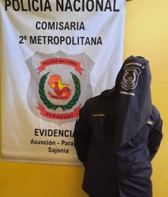 Cae joven que, vestido de policía, solicitaba información en bancos y supermercados