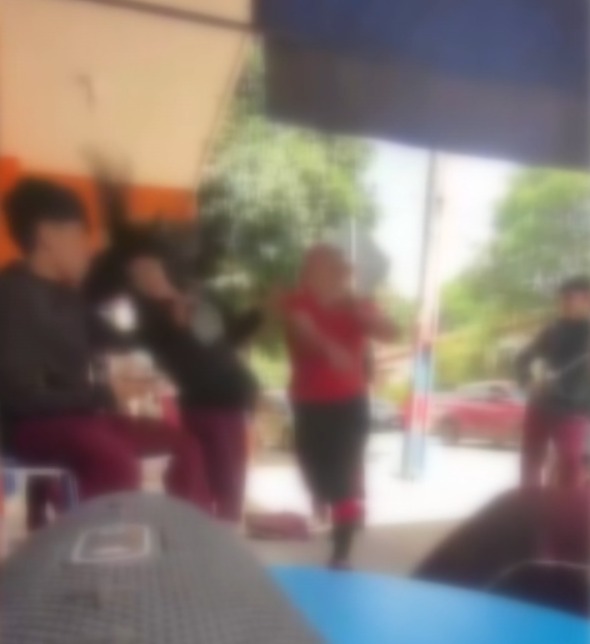 Estudiante denuncia brutal agresión por parte de la madre de su compañero