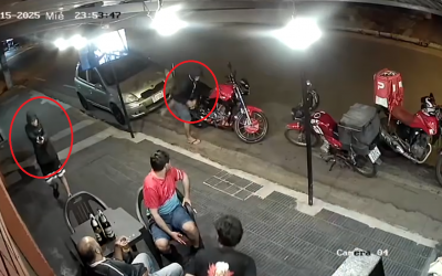 Asalto en hamburguesería: roban moto de trabajador y celular de cliente