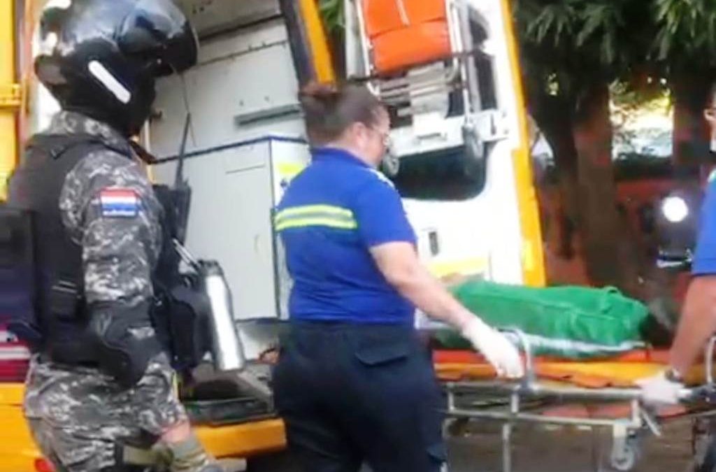 Tras brutal golpiza, alumno convulsionó frente a un colegio