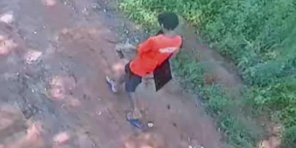 Bajo arresto domiciliario, salió a robar, pero jueza lo envía de vuelta a su casa