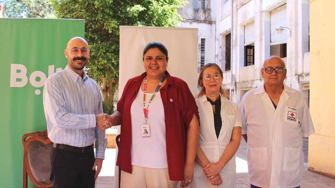 Acuerdo solidario: Cruz Roja y Bolt concretan alianza para realizar viajes humanitarios