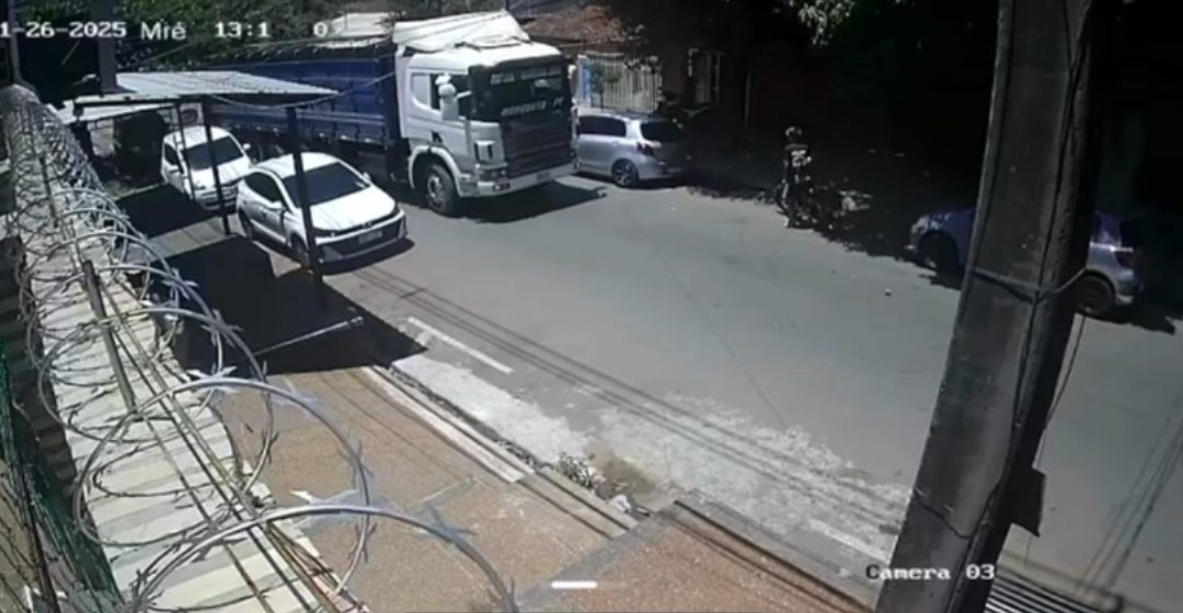 Lambaré: camión con desperfectos rozó cinco vehículos estacionados