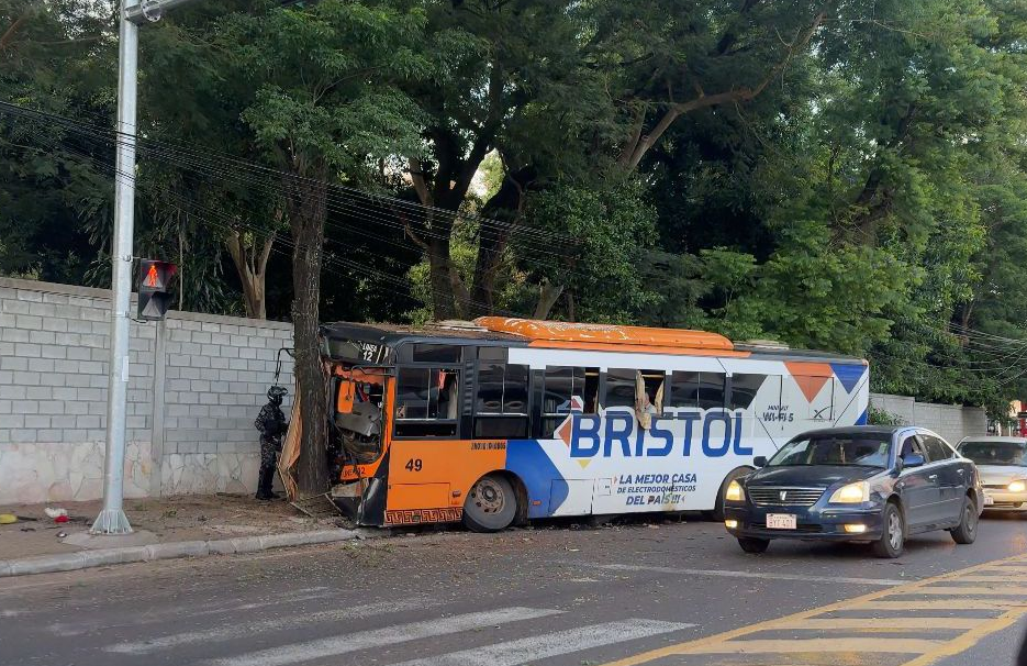 Accidente sobre avenida Mariscal López deja varios pasajeros heridos