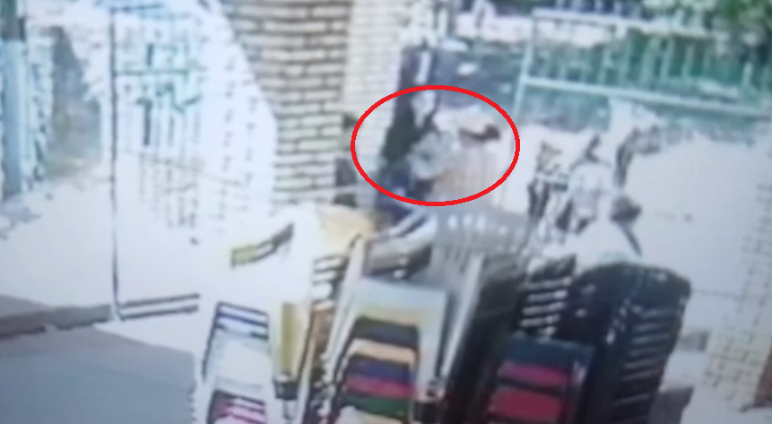 Mujer denuncia que su hijo fue agredido por la madre de su compañero