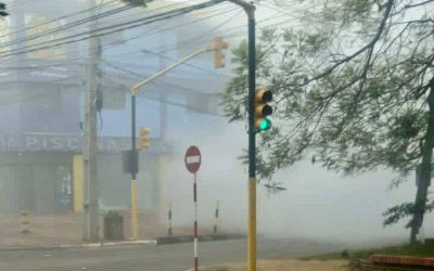 Bomberos intervienen en incendio con fuga de cloro granulado en Asunción