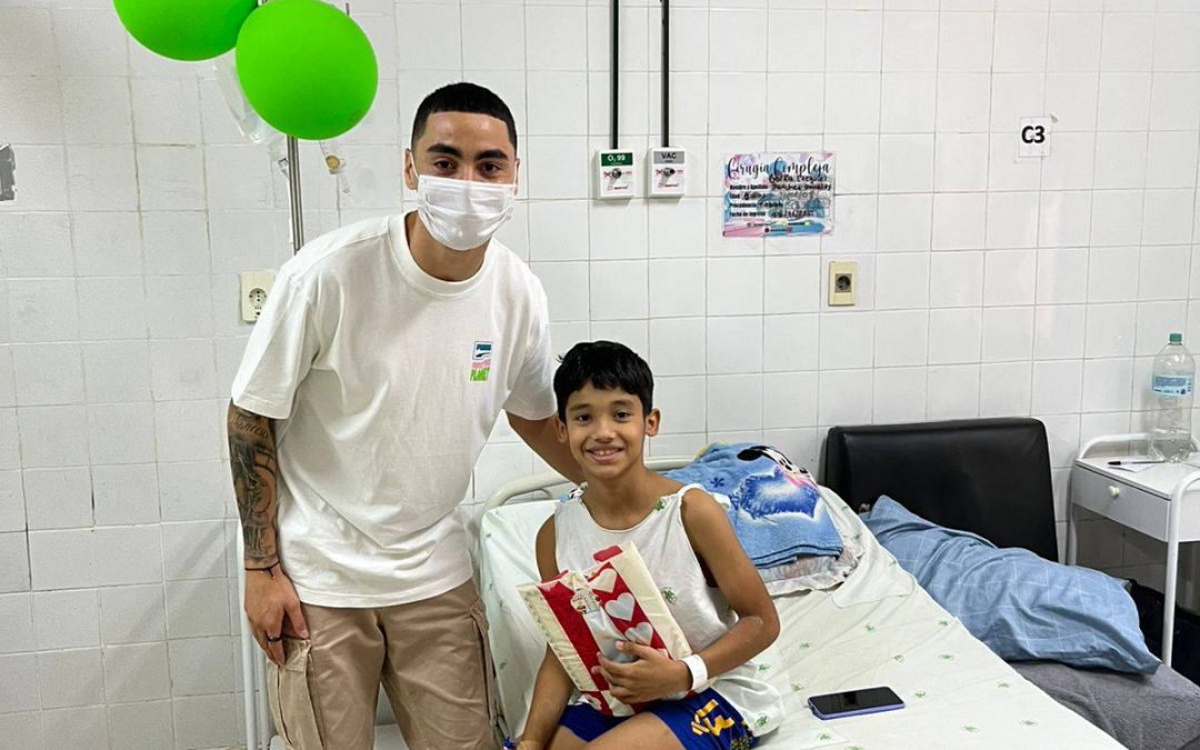 Almirón llevó alegría navideña a niños hospitalizados en el Acosta Ñu