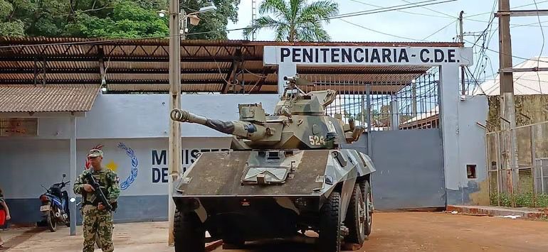 Tras intento de fuga, interno del penal de CDE cayó del techo y resultó herido