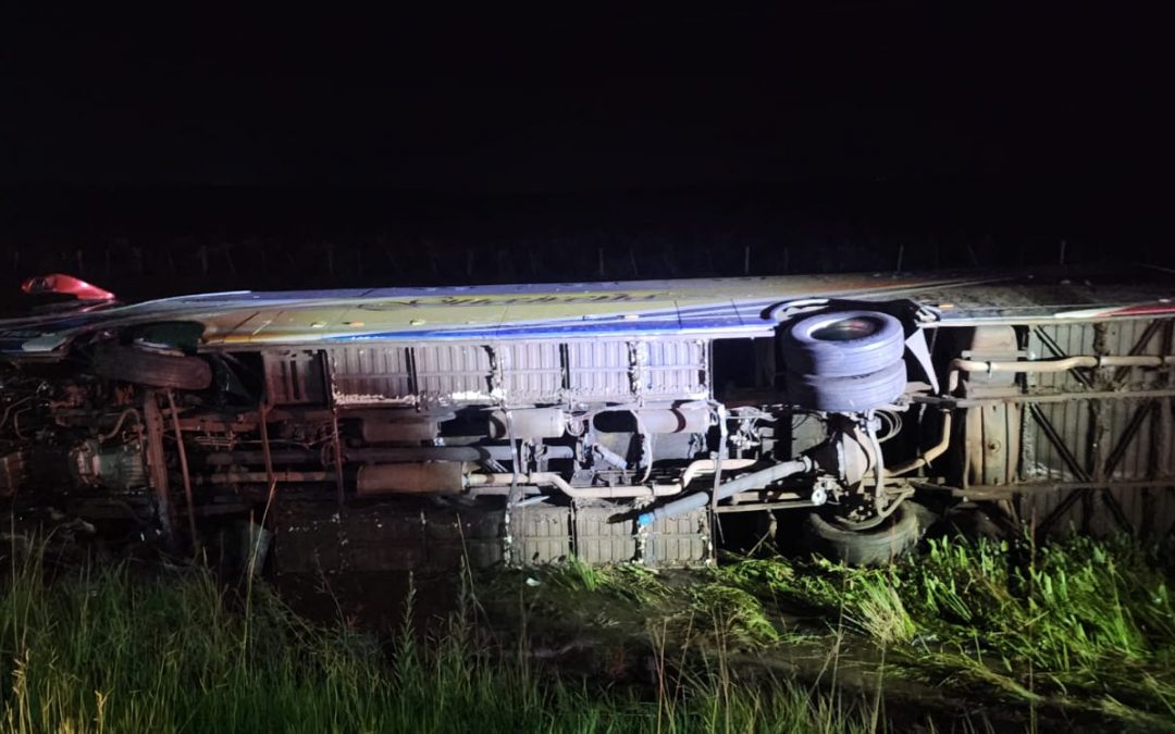 Tragedia en Coronel Oviedo: vuelco de bus con estudiantes deja dos muertos