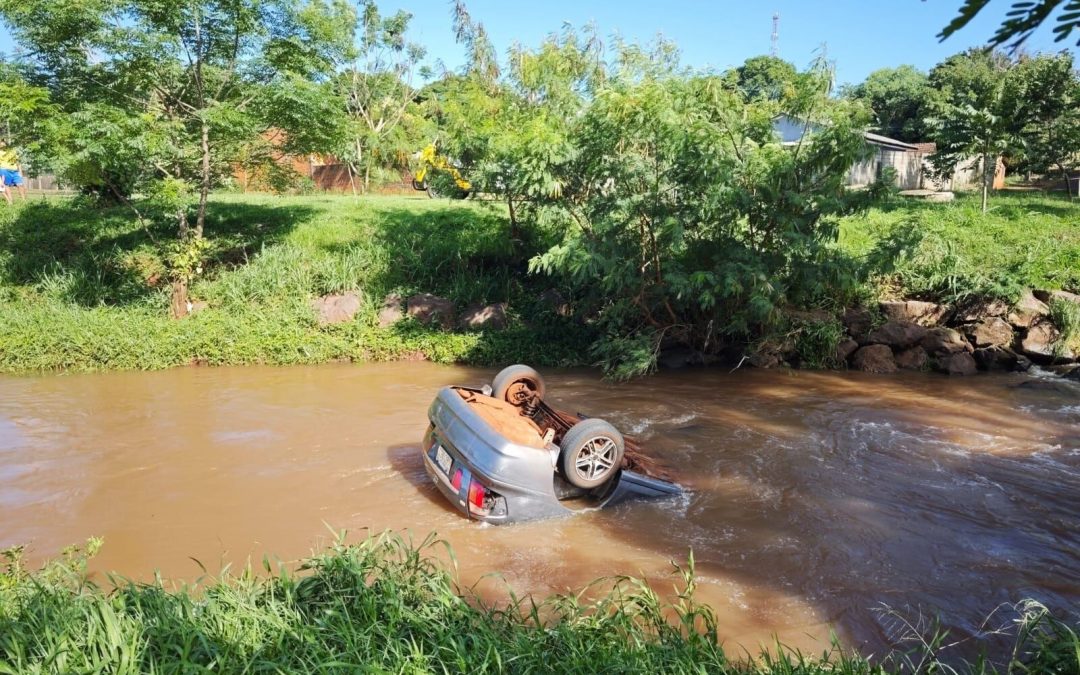 Automóvil con chapa paraguaya cayó a un río en Brasil