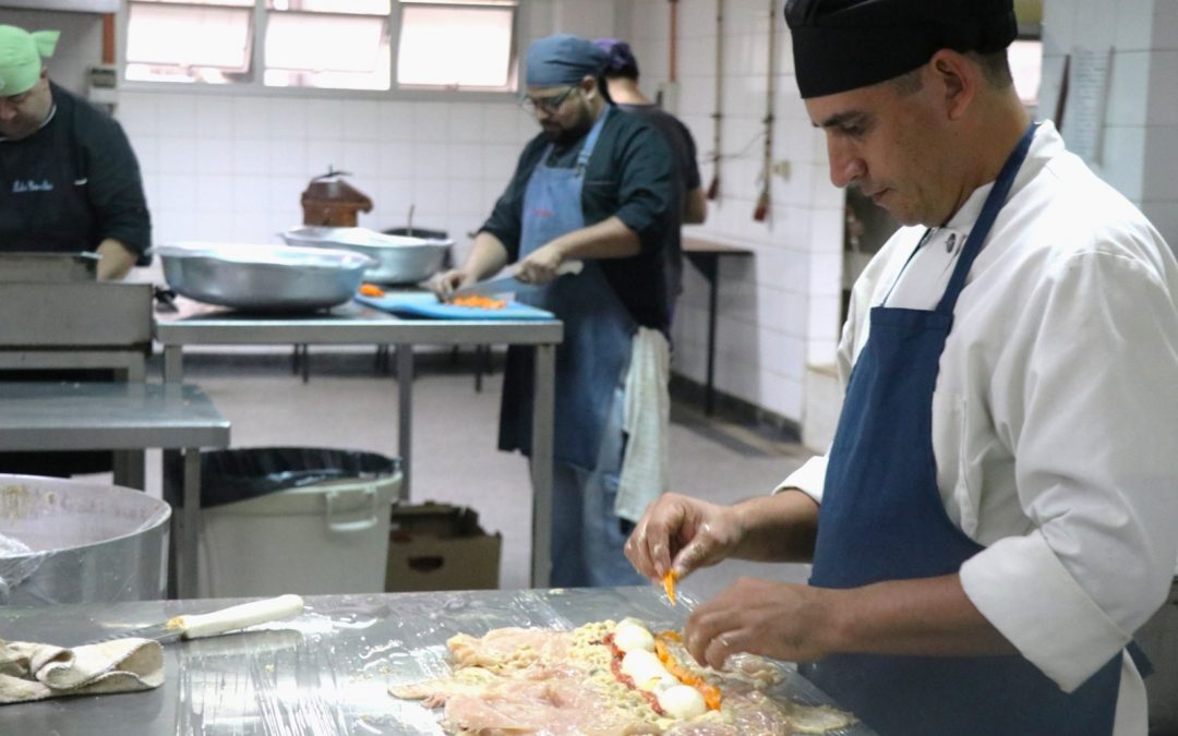 Ultiman detalles para cena especial de Nochebuena en Clínicas