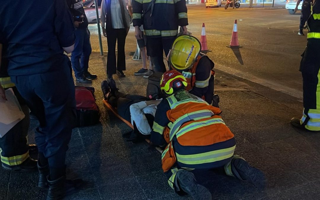 Automóvil habría cruzado semáforo en rojo y chocó a motociclista