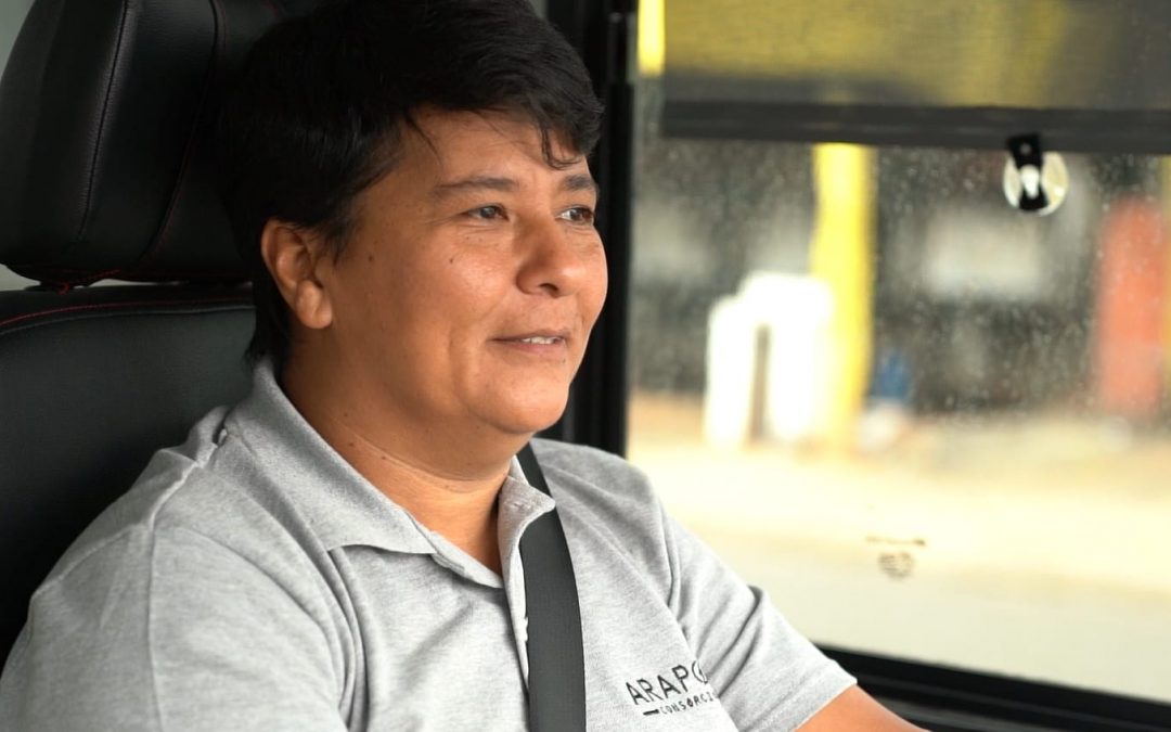 Mujeres se destacan en la operación de los primeros buses eléctricos en Asunción