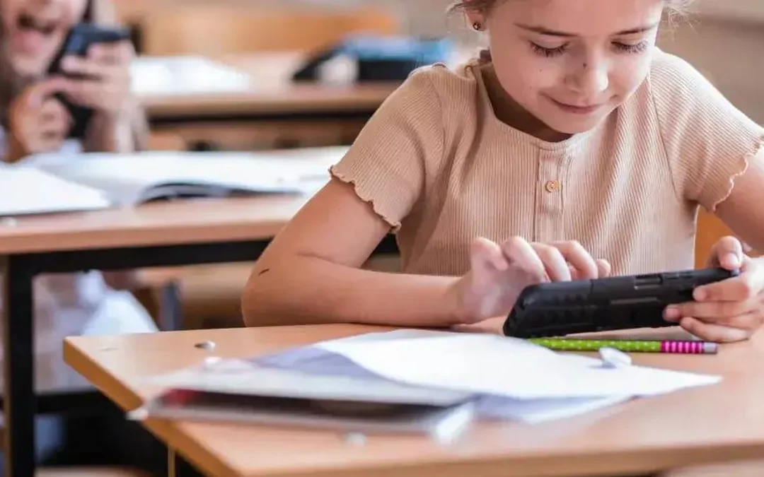 Presentan proyecto que regula el uso de aparatos electrónicos en las escuelas