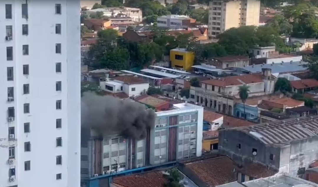 Reportan incendio en un edificio del microcentro de Asunción