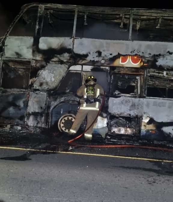 Bus quedó hecho cenizas tras incendio en Benjamín Aceval