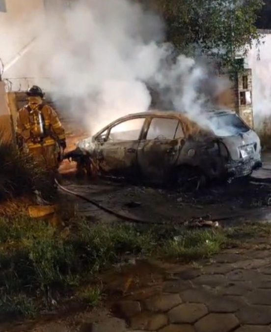 Por celos, joven habría quemado el auto de su expareja