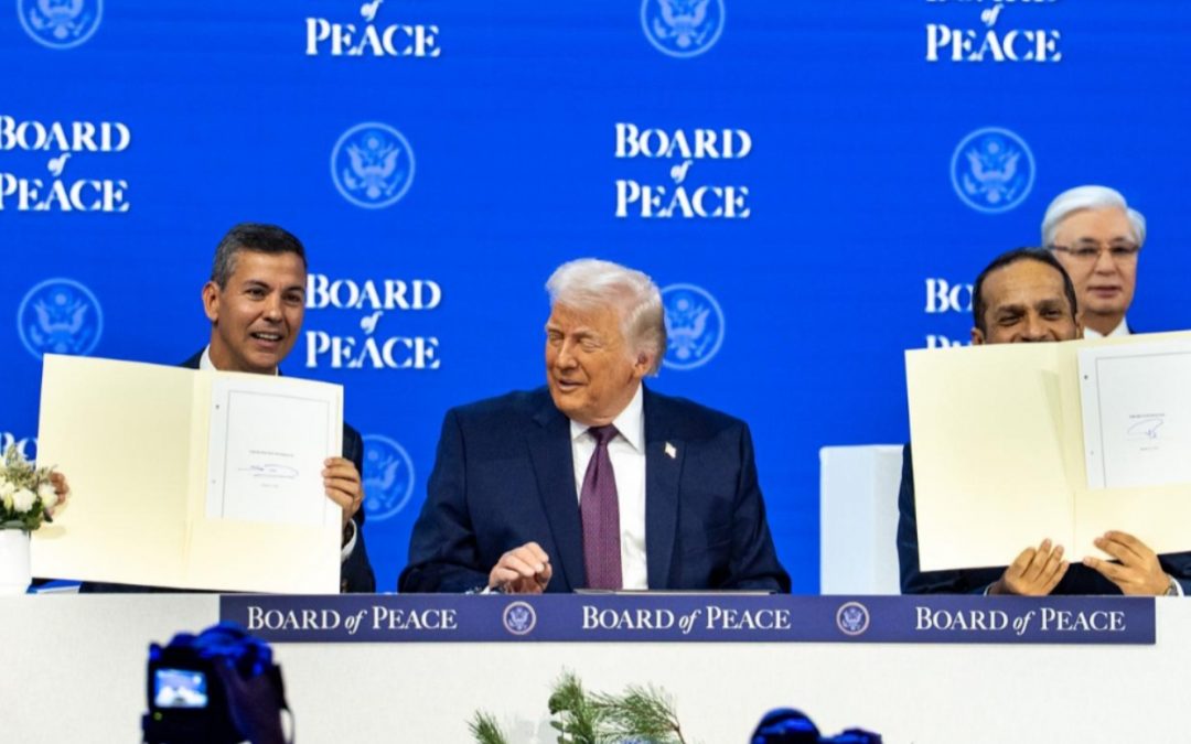 Peña firmó junto a Trump el acuerdo del Consejo de la Paz