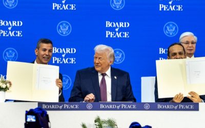 Peña firmó junto a Trump el acuerdo del Consejo de la Paz