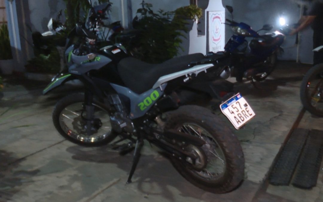 Moto robada en violento asalto fue abandonada en un patio baldío