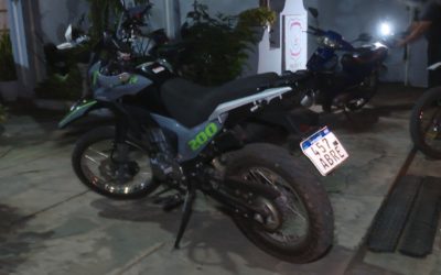 Moto robada en violento asalto fue abandonada en un patio baldío