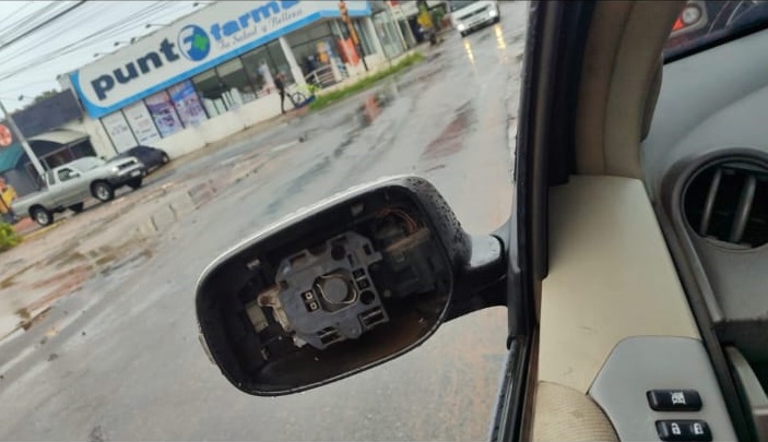 Le robaron por sexta vez los accesorios de su automóvil