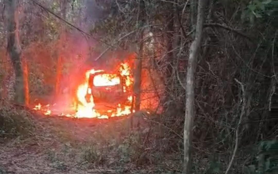 Agredió a su pareja, la amenazó de muerte y quemó su vehículo