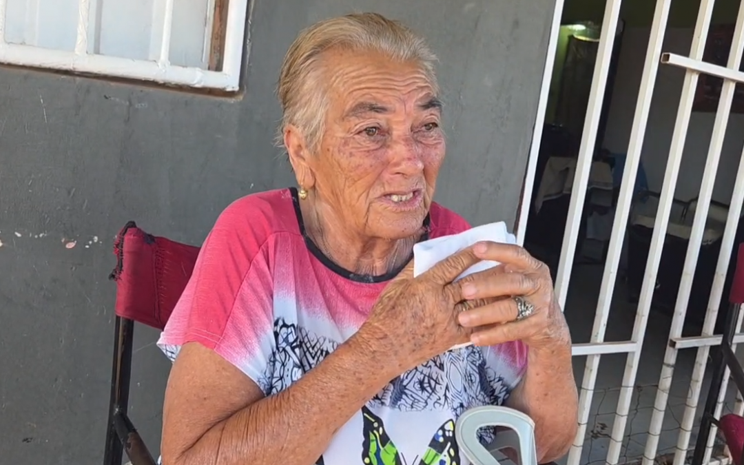 Anciana de 82 años quedó en la calle luego de que nieta haya vendido su casa