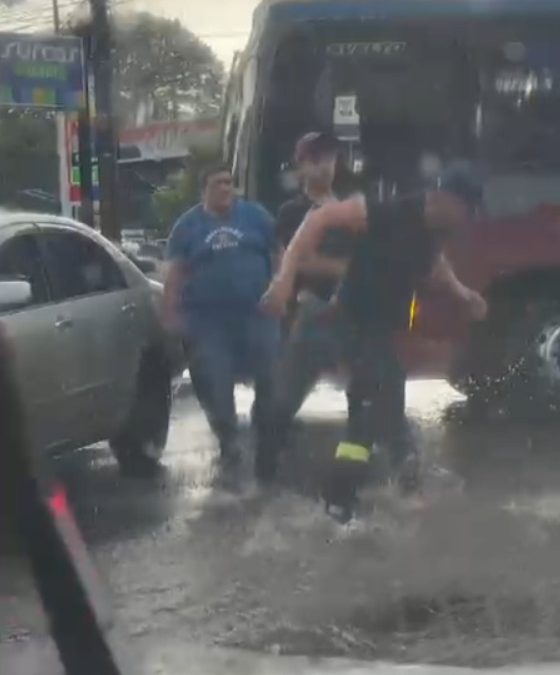 Conductores se trenzaron a los golpes en Villa Elisa