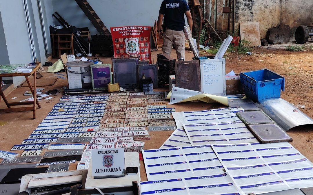 Desmantelan estructura criminal que falsificaba documentos y matrículas