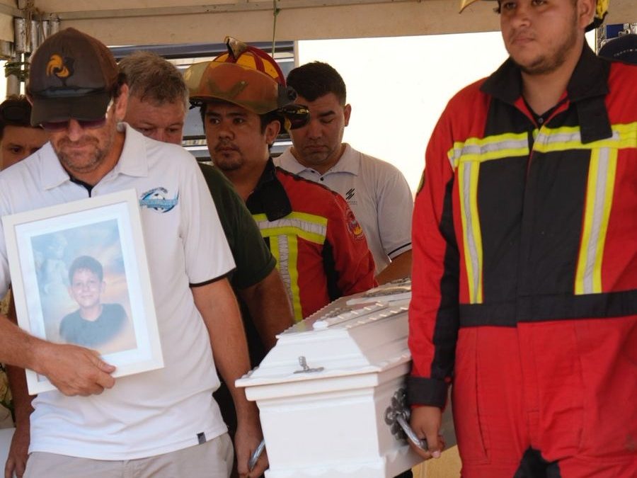 Emotiva despedida al pequeño Tobías, el niño arrastrado por un raudal