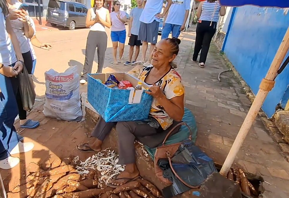 Alumnos celebran UPD ayudando a una humilde vendedora de mandioca