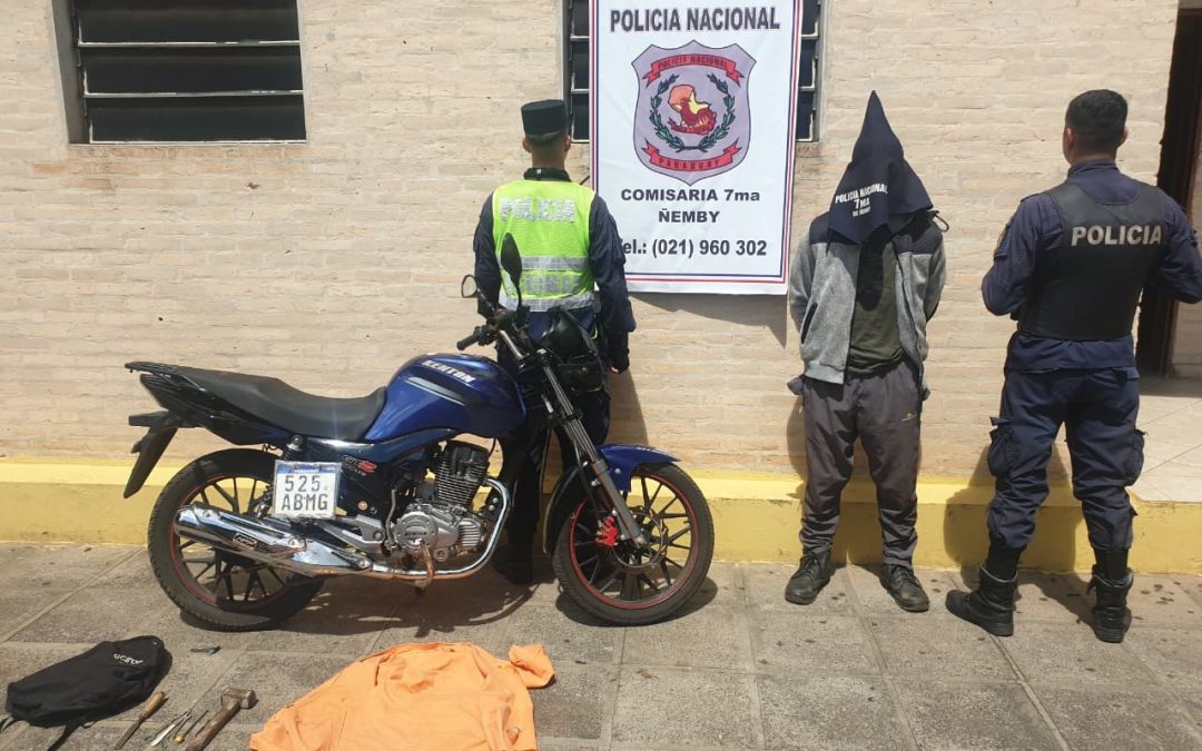 Joven con varios antecedentes es detenido con moto robada