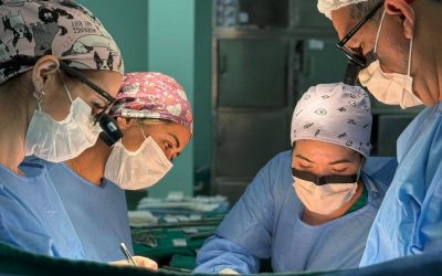 Implantan corazón artificial a adolescente de 15 años