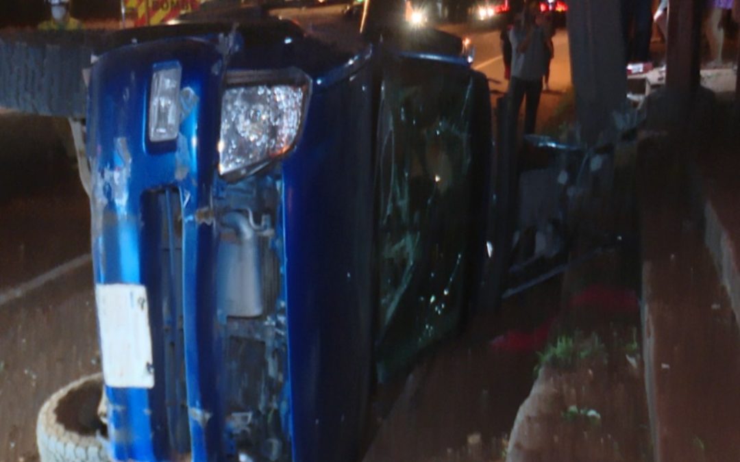 Aparatoso vuelco en Ñemby: conductor era un menor de edad