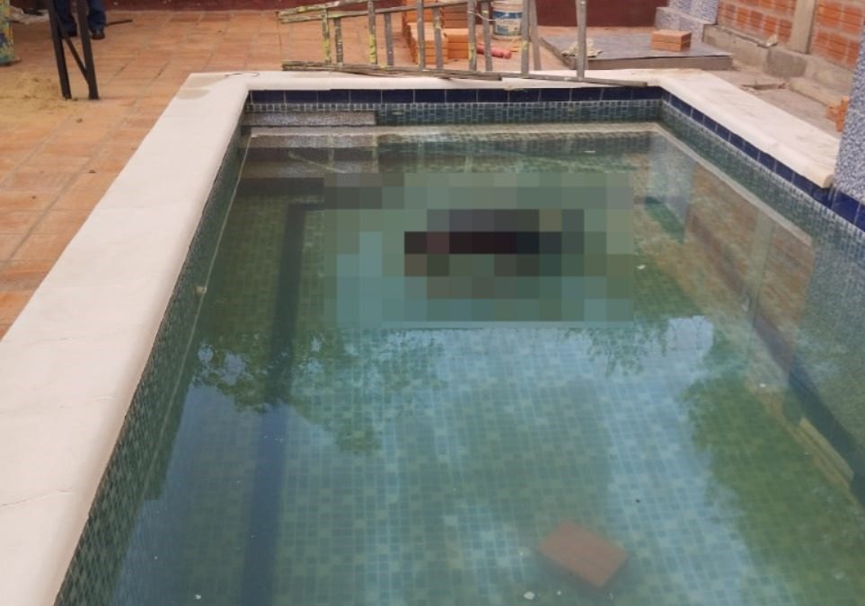 Albañil fue hallado sin vida en la piscina de una quinta en Roque Alonso