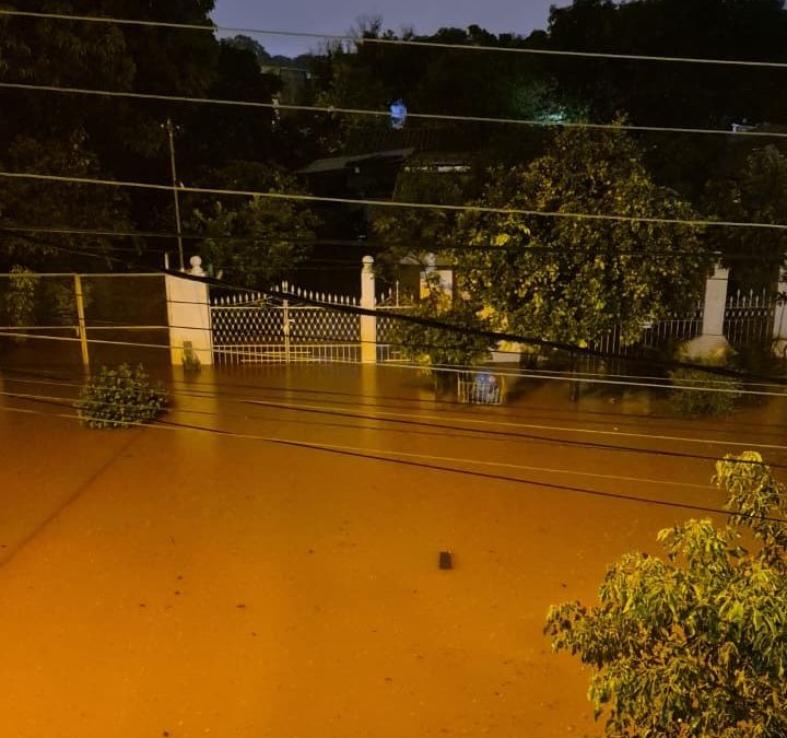 Lluvia torrencial desbordó arroyo Itay e inundó casas en Luque