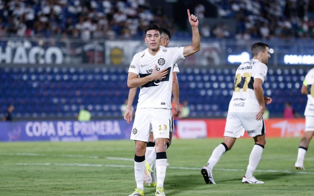 El Decano goleó al Gallo Norteño para seguir en la punta del Apertura