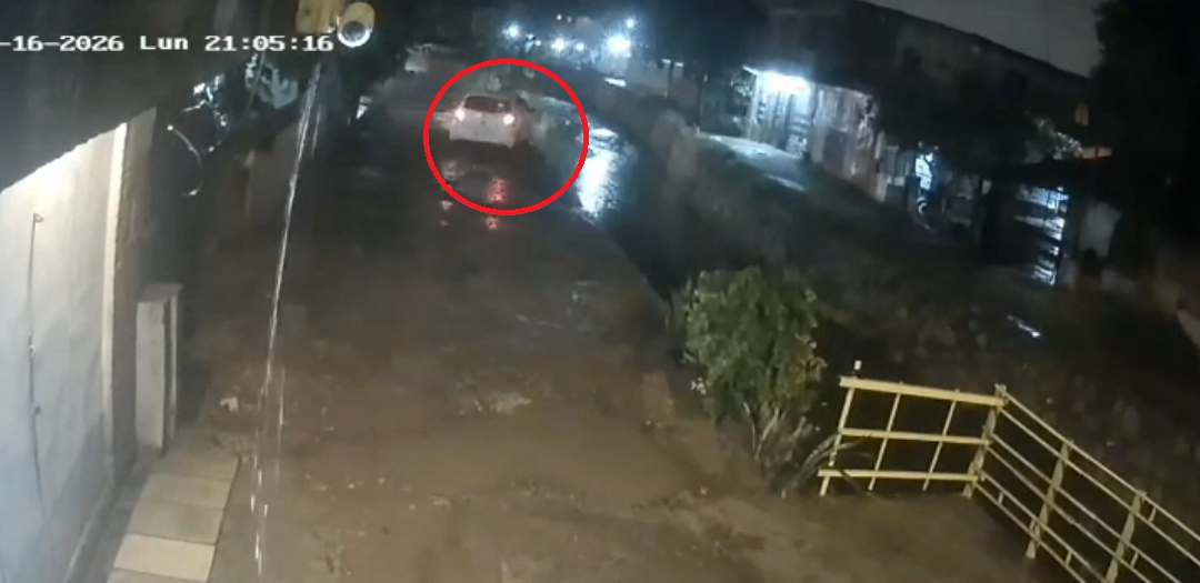 Joven conductora cayó al cauce de un arroyo en el Bañado Sur