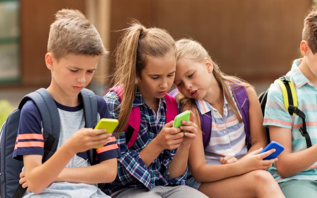 Senadores plantean prohibir uso de redes sociales en menores de 16 años