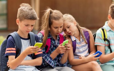 Senadores plantean prohibir uso de redes sociales en menores de 16 años