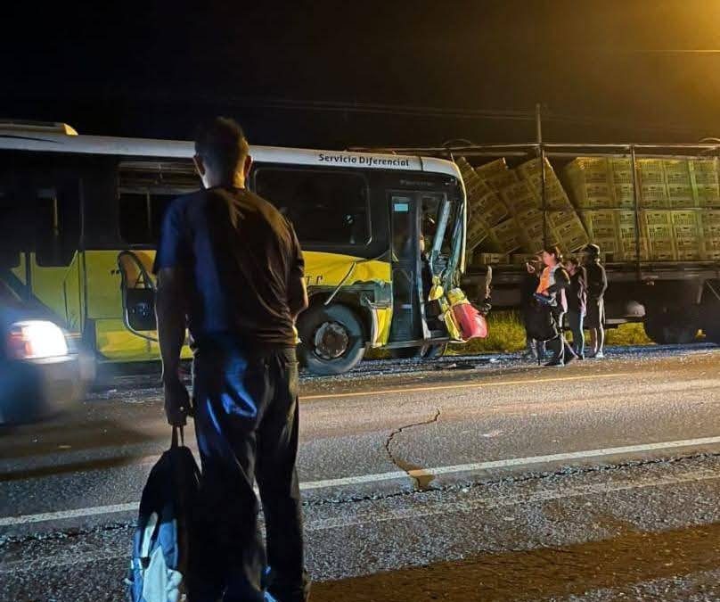 Varios heridos en Villa Hayes tras choque entre bus y camión