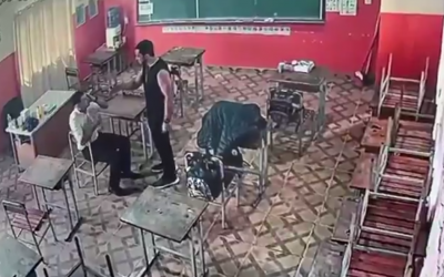 Docente amenazó con cuchillo y agredió a su colega frente a varios alumnos pequeños alumnos