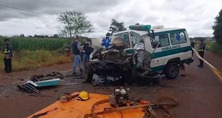 Choque entre ambulancia y una camioneta deja tres personas fallecidas en Canindeyú