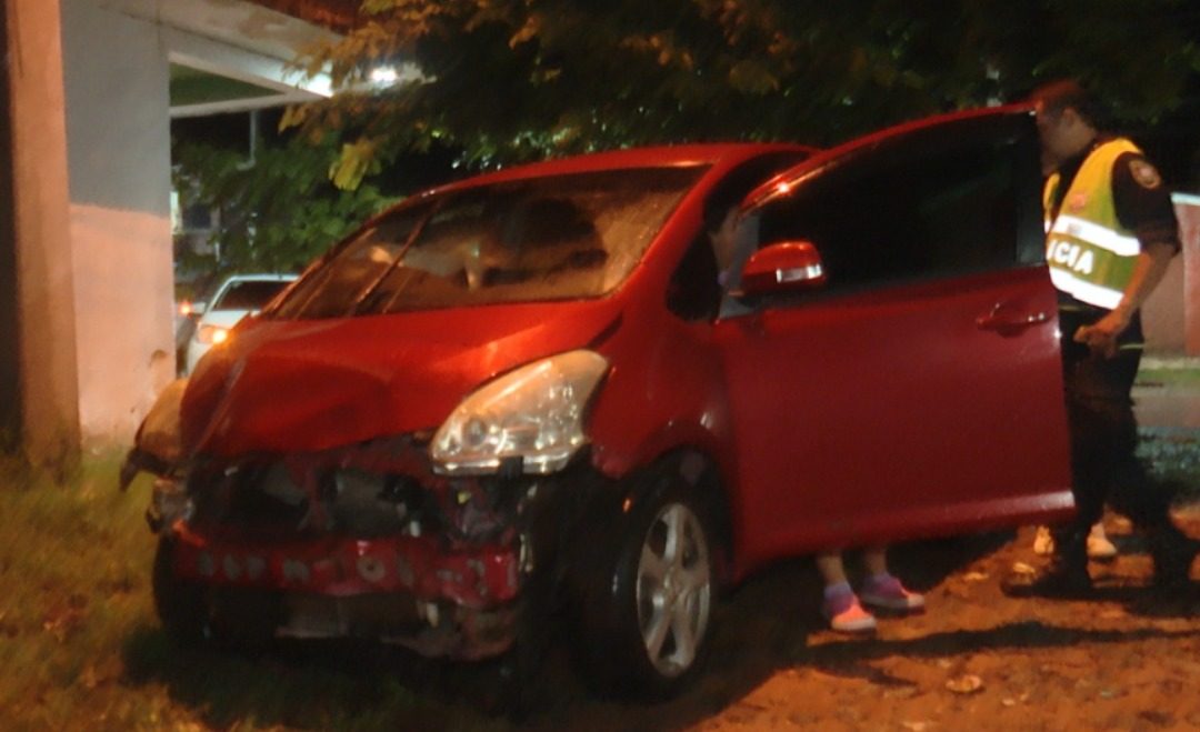 Menor al volante causa aparatoso accidente en Ñemby