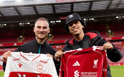 ¡Encuentro de estrellas! Milo J y Mac Allister intercambiaron camisetas